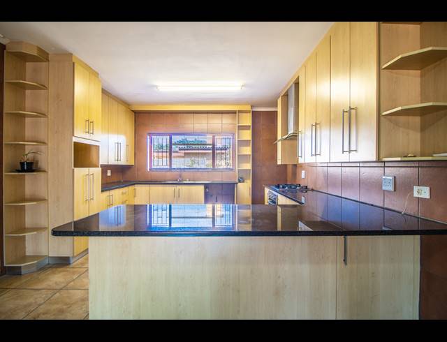6 BEDROOM HOUSE RENTED IN RUITERSHOOGTE